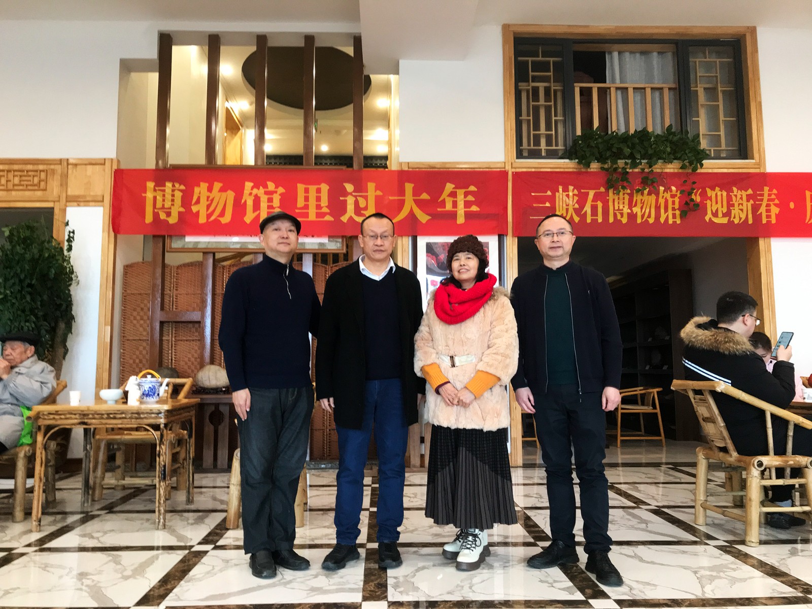 蛇年新春 三峡石博物馆迎来清华教授 共赏奇石瑰宝